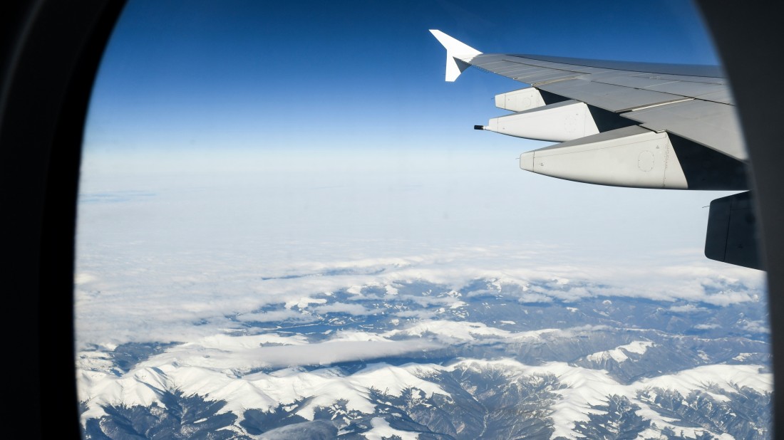 Flugzeug über den Alpen