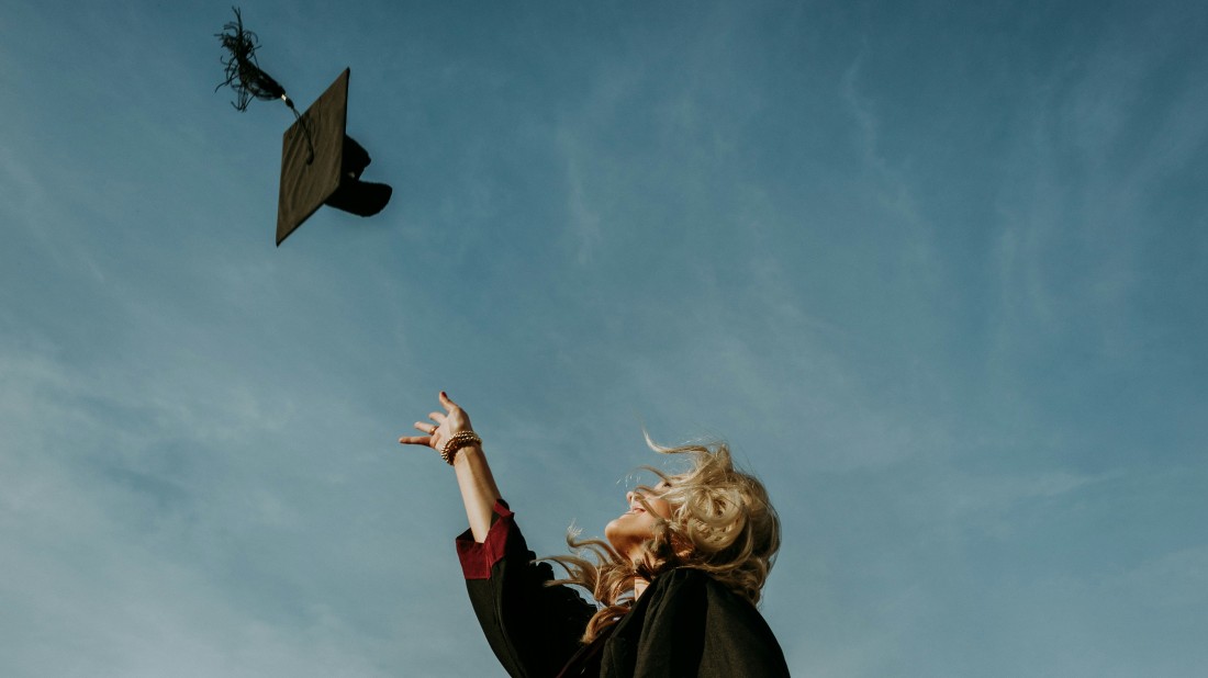 Femme qui lance son diplôme